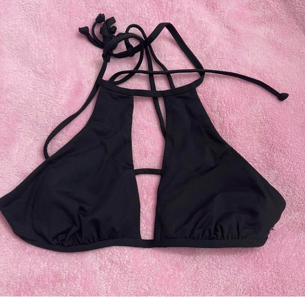 BIKINI VILLAGE- black court out bikini top